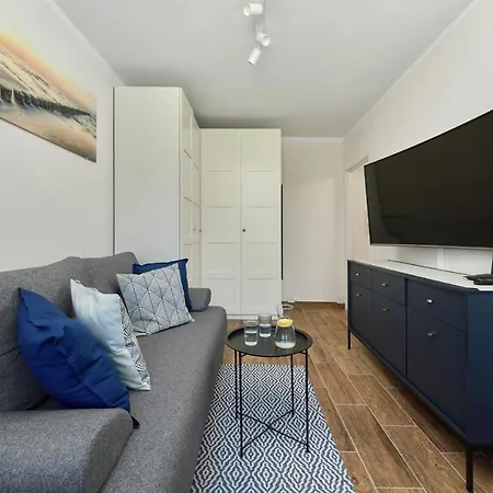 Beautiful & Bright Krynicka For 3 Guests By Renters 아파트